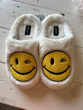 Joe Boxer Womens Smiley Face Faux Fur Slippers Ivory Scuffs SLF6528AJB Size M7-8